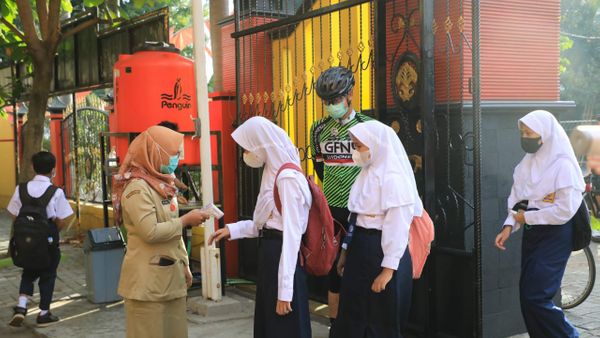 PTM di SMPN 13 Kota Semarang, Ganjar Lihat Siswa Ngumpul Saat Cuci Tangan