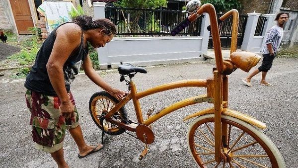 Berita Jateng: Pria Sukoharjo Ini Ciptakan Sepeda dari Kayu Bekas