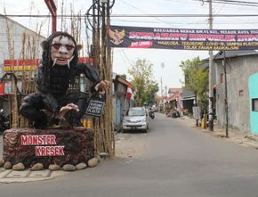 Berita Jateng: Sambut Hari Kemerdekaan RI, Warga Kelurahan Slerok Tegal Buat Monster Kresek Setinggi 4,5 Meter