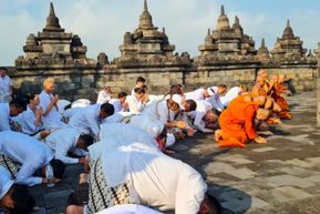 Ribuan Umat Buddha Ikuti Indonesia Tipitaka Chanting dan Asalha Mahapuja di Borobudur