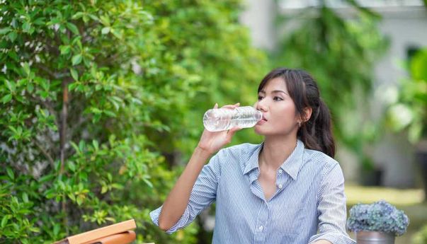 7 Tips Supaya Tak Mudah Merasa Haus saat Sedang Puasa, Dijamin Ampuh