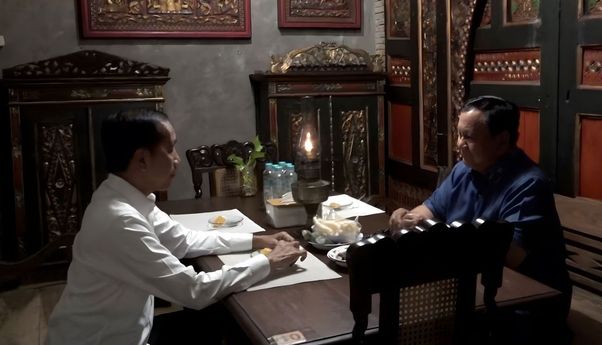 Makan Malam Bersama Jokowi di Angkringan Solo, Prabowo Sebut Tak Bahas Politik