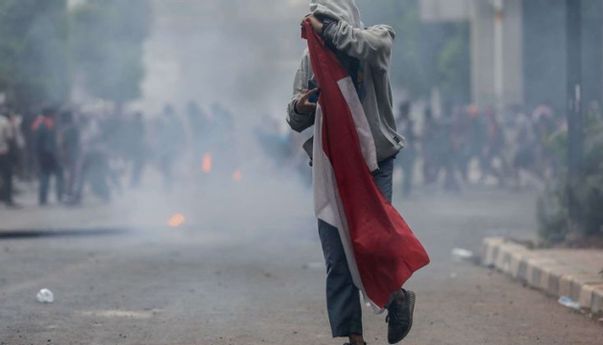 Polisi Tembakkan Gas Air Mata? Jangan Panik!