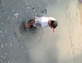 Kocak! Pengamen di Cilacap Coba Bunuh Diri dengan Terjun ke Sungai, Namun Aksinya Bikin Ketawa