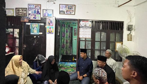 Anies Takziah di Kediaman Relawan yang Meninggal Saat Kampanye Akbar AMIN di JIS