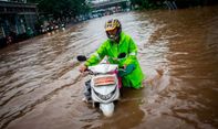 Jangan Panik, Berikut Tips Mengatasi Motor yang Terendam Banjir