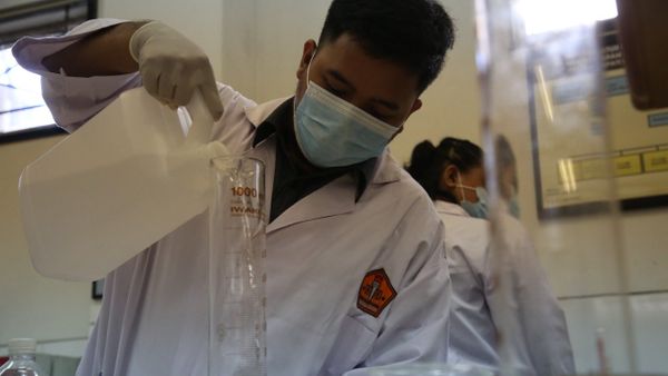 Keren! Mahasiswa PGRI Semarang Bikin Hand Sanitizer Dibagi-bagi ke Pasar
