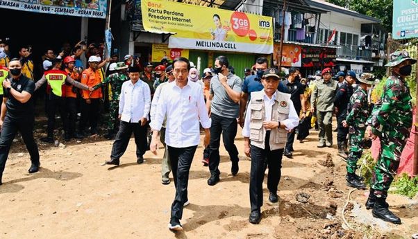 Kembali Lagi ke Cianjur, Jokowi Periksa Rekonstruksi Bangunan dan Distribusi Bantuan