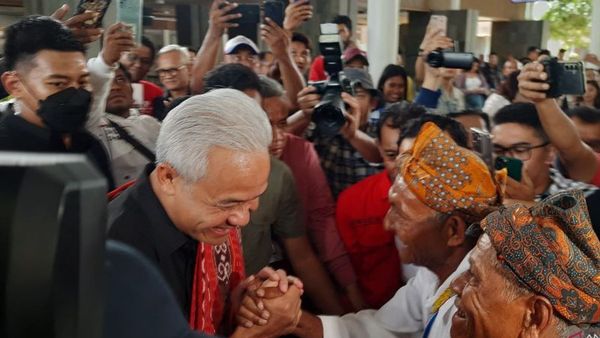Antusiasme Warga Sambut Kedatangan Ganjar di Kupang, dari Swafoto sampai Teriakan ‘Presiden’