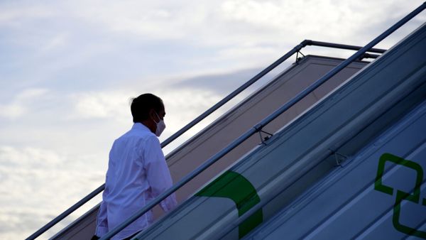 Jokowi 'Tak di Rumah Saja', Terbang ke Kendari Pantau Vaksinasi dan Buka Munas Kadin