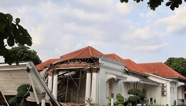 Berita Seputar Jateng: Kantor OJK Regional III Jawa Tengah-DIY di Semarang Roboh