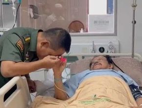 Besuk ke Rumah Sakit, Jenderal Dudung Kecup Kening dan Cium Tangan Hendropriyono