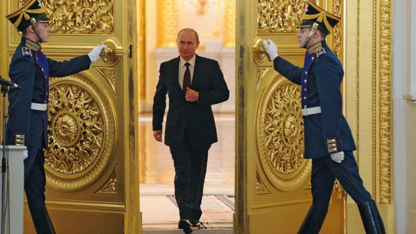 Mengungkap Keganjilan Vladimir Putin yang Tak Pernah Mengayunkan Tangan Kanan saat Berjalan