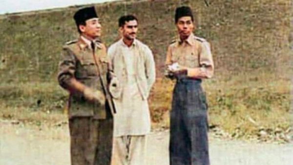 Foto yang Katanya Ayah Habib Rizieq Lagi Bersama Bung Karno dan Jenderal Soedirman itu Hoaks