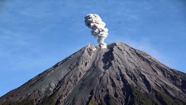 Gunung Semeru Erupsi Pagi Ini, Semburkan Abu Vulkanik 1.000 Meter