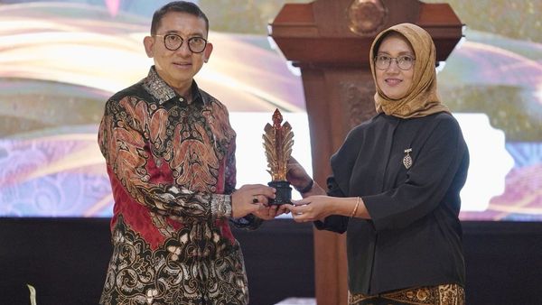 Menbud Fadli Zon Terima Anugerah Praba Nawasena Budaya 2025 dari UNS