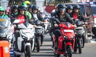 Jajal Motor Listrik, Luhut Minta Aplikator Ojek Online Gunakan Motor Listrik Gesits