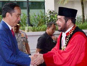 Pengamat Politik Sebut Pilihannya Cuma 2: Presiden Jokowi atau Anwar Usman yang Mundur dari Jabatan