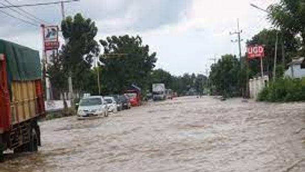 Surabaya Banjir, Sejumlah Jalan dan Rumah Warga Terendam