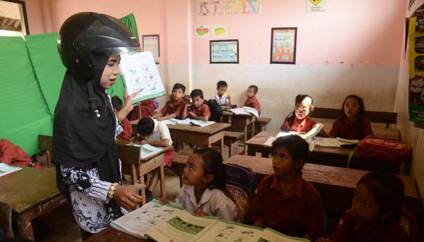 Guru Ini Pakai Helm Saat Mengajar , Kenapa Ya?