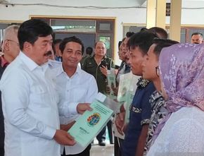 Pesan Menteri Hadi Tjahjanto Warga Jember yang Terima Sertifikat Tanah: Jangan Gadai ke Rentenir