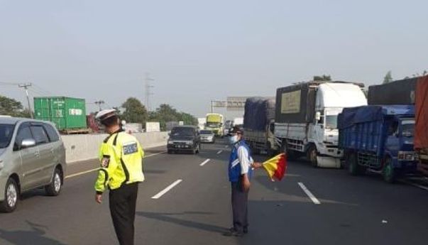 Awas Sopir Mengantuk! Kecelakaan Truk Bermuatan Batu Bara Terjadi di Tol Jakarta-Cikampek