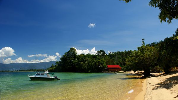 3 Danau Terbesar di Indonesia dengan Pesona Terindah