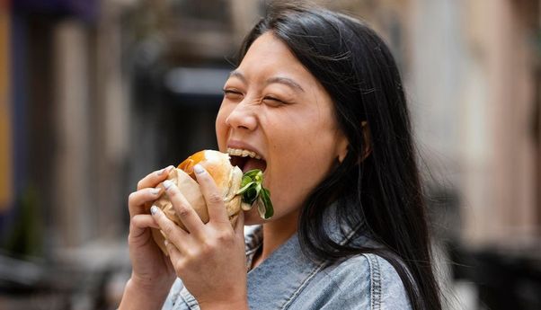 6 Kebiasaan yang Harus Dihindari setelah Makan, Salah Satunya Merokok