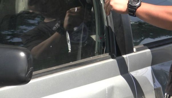 Kunci Mobil Tertinggal di Dalam Kabin? Mudah, Gunakan Gantungan Baju!