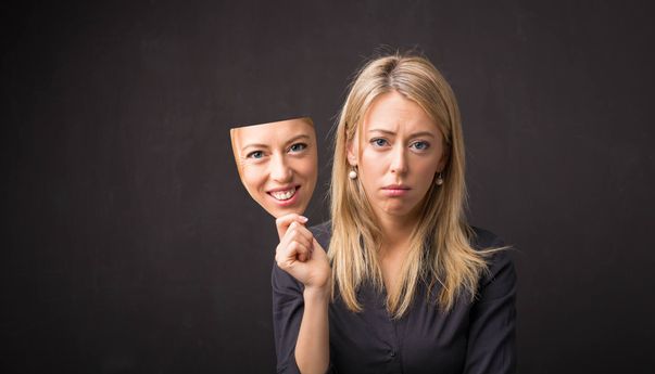 Smiling Depression, Menutupi Depresi dengan Tersenyum