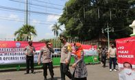 Berita Jateng: Krisis Corona Belum Berakhir, Umi Azizah Bagikan Masker di Alun-Alun Tegal