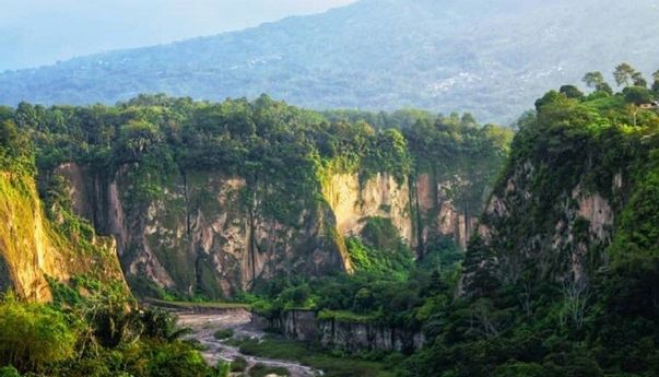 Menikmati Indahnya Ngarai Sianok dari Bukit Cangang Kayu Ramang