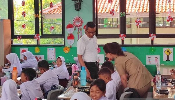 Rp25 Ribu per Porsi, Heru Budi Tinjau Langsung Uji Coba Program Makanan Bergizi di SDN 04 Cipayung