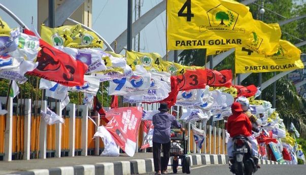 Satpol PP DKI Lakukan Penertiban Alat Peraga Partai Politik, 2.792 Bendera hingga Banner Diturunkan
