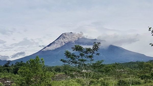 Update Gunung Merapi: Luncurkan Awan Panas hingga 1,9 Kilometer