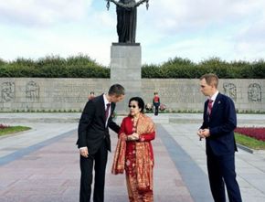 Momen Megawati Ziarah ke Makam Korban Pengepungan Leningrad di St Petersburg Rusia