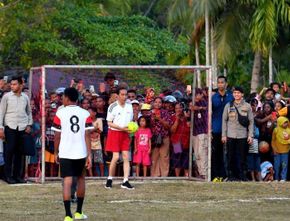 Presiden Jokowi Bermain Bola dengan Anak-anak Papua, Cetak Satu Gol