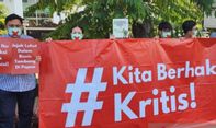Poster 'Kita Berhak Kritis' Terbentang Dukung Haris Azhar dan Fatia Jalani Sidang Perdana Kasus Luhut