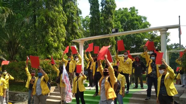 Berita Jateng Terkini: Puluhan Mahasiswa Melancarkan Aksi Demo di Depan rektorat Unnes