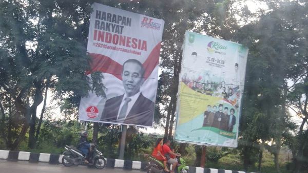 Sudah Mulai, Baliho ‘Jokowi 3 Periode’ Terpampang di Pekanbaru Riau
