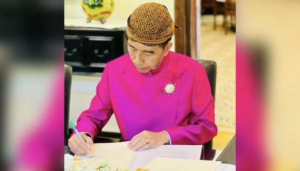 Tidak Mengenal Kata Cuti, Jokowi Tetap Teken Dokumen di Sela Prosesi Pernikahan Kaesang
