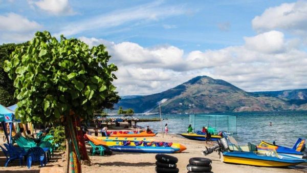 Pantai Pasir Putih Situngkir, Pesona Pantai di Tengah Danau