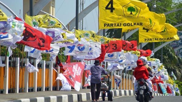 Satpol PP DKI Lakukan Penertiban Alat Peraga Partai Politik, 2.792 Bendera hingga Banner Diturunkan