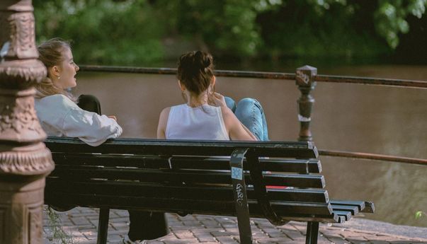 Sulit Memulai Percakapan dengan Orang Asing? Coba 7 Cara Ini