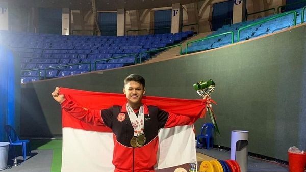 Luar Biasa! Lifter Rizky Juniansyah Sabet 3 Medali Emas di Kejuaraan Dunia Remaja