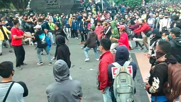 Polisi Gagalkan Puluhan Pelajar yang Hendak Menyusup ke Demo Tolak UU Cipta Kerja di Jateng