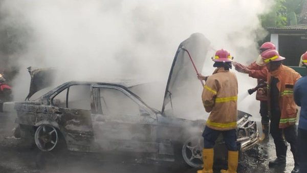 Terbaru: Sebelum Terbakar Habis di Ringroad Gamping, Mobil BMW Lakukan 'Drifting'