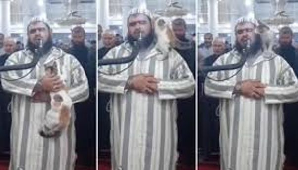Viral Kucing Naik ke Pundak Imam saat Salat Tarawih, Perlakuan Sang Imam Bikin Kagum Netizen