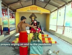 Pendeta di India Berdoa ke Dewi Corona Sambil Mandikan Susu dan Kunyit