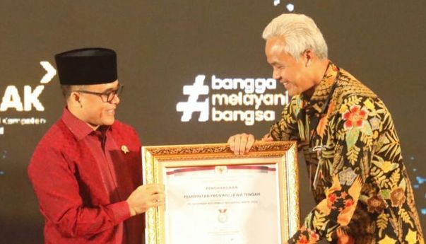 Ganjar Pranowo Terima Penghargaan Reformasi Birokrasi dari KemenPAN-RB karena Permudah Layanan Publik